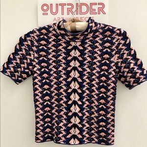 Stylish knitted crop shirt.